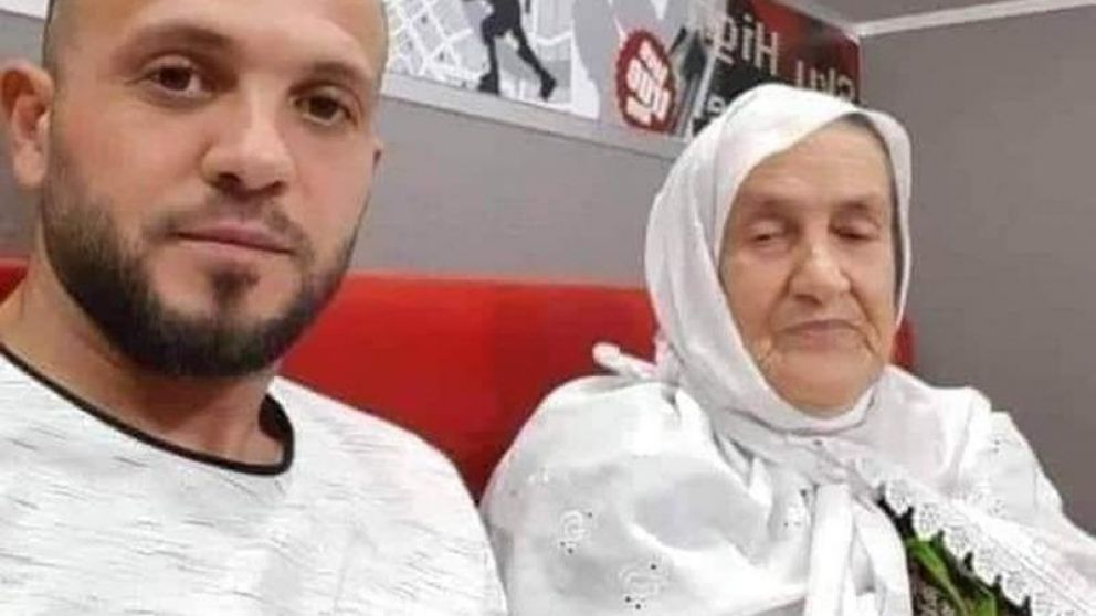 El joven no pudo evitar despedirse de su madre.