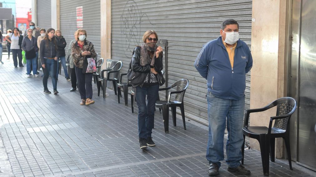 Las personas verán acreditados los beneficios por el número terminación de DNI (Rubén Paredes/Crónica).