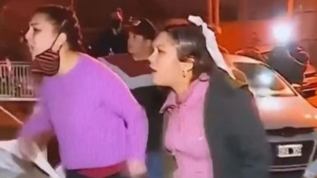Las mujeres le gritaron a las puertas de la "casa del horror". 