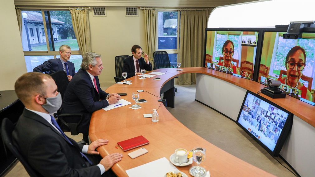 El presidente Alberto Fernández hablando frente al al Council of the Americas.