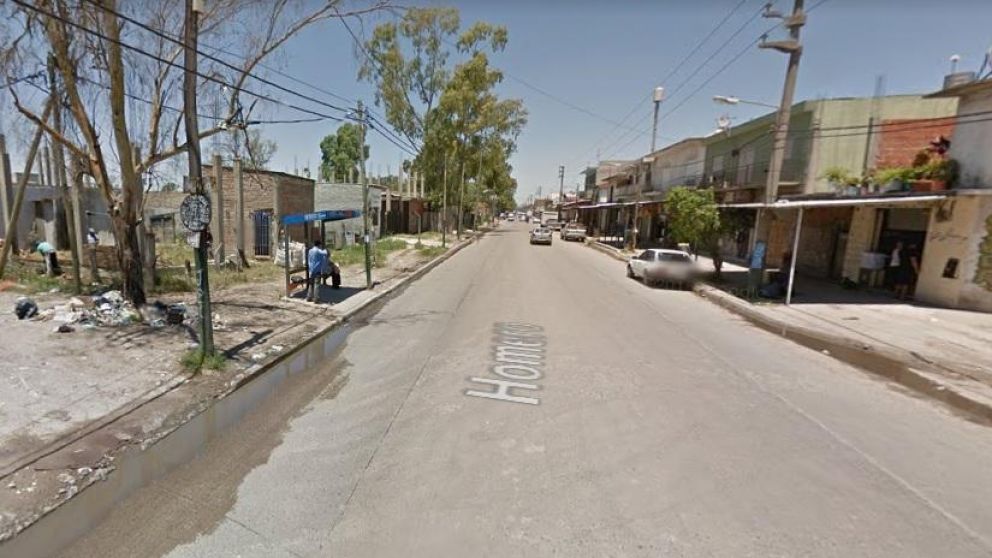 El hecho ocurrió en domingo en la parada de colectivos ubicada en Homero y Elcano, Lomas (Google Street View).