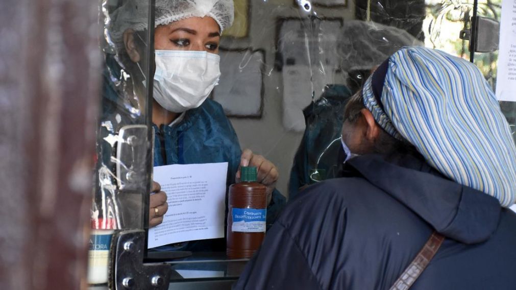 Una mujer compra di�xido de cloro en una farmacia en Cochabamba, Bolivia. (Gentileza AP)