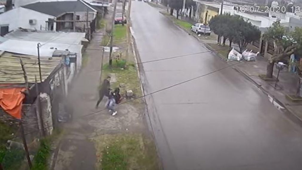 El hecho quedó registrado en un video por unas cámaras de seguridad de la zona (captura video).