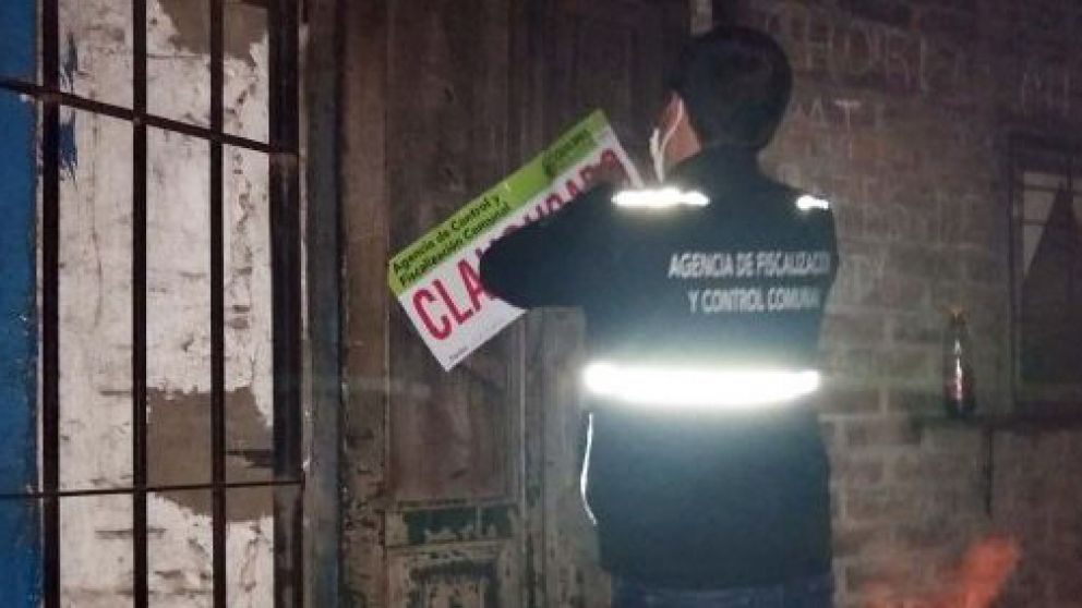 El lugar fue clausurado y los veinte participantes, demorados.