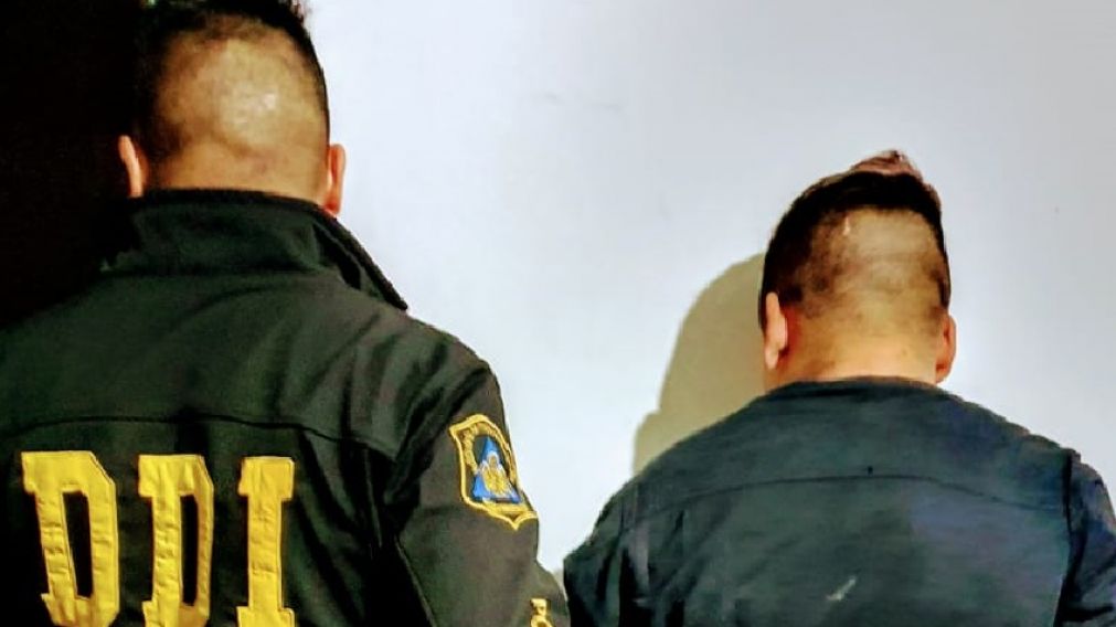Este es el individuo que fue capturado por los investigadores tras el allanamiento en San Miguel.