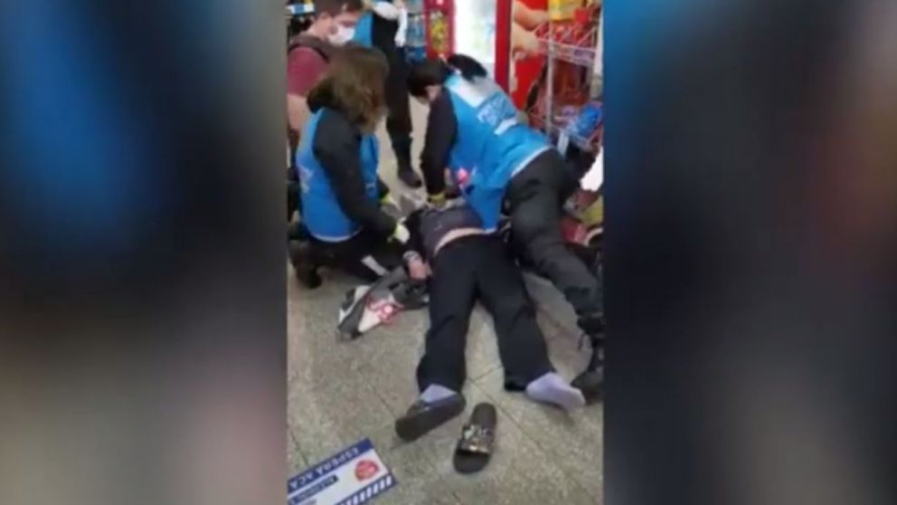 Los uniformados realizando las tareas de reanimación (Captura de video).