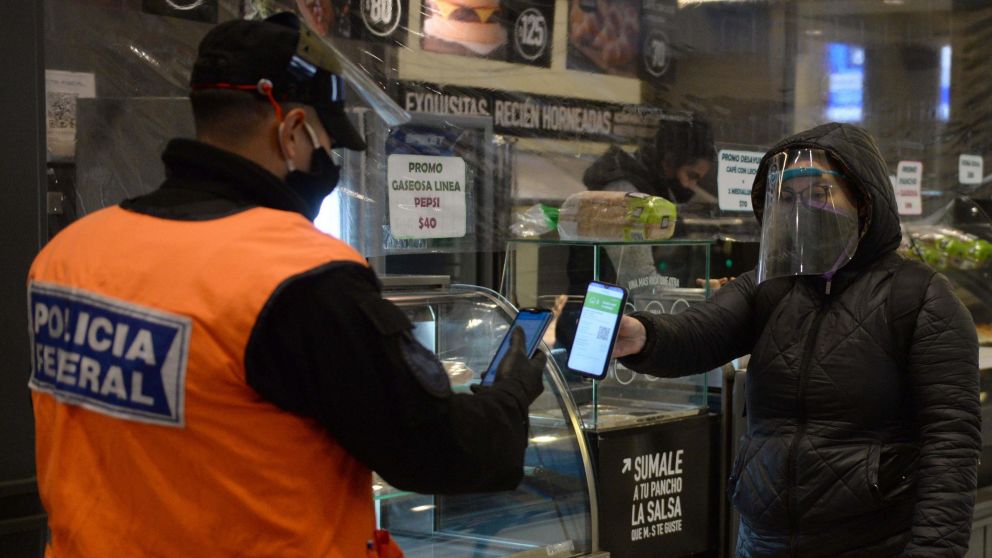 Los trabajadores que se desempe�en en las nuevas actividades exceptuadas deber�n tramitar el permiso (Nahuel Ventura/Cr�nica).