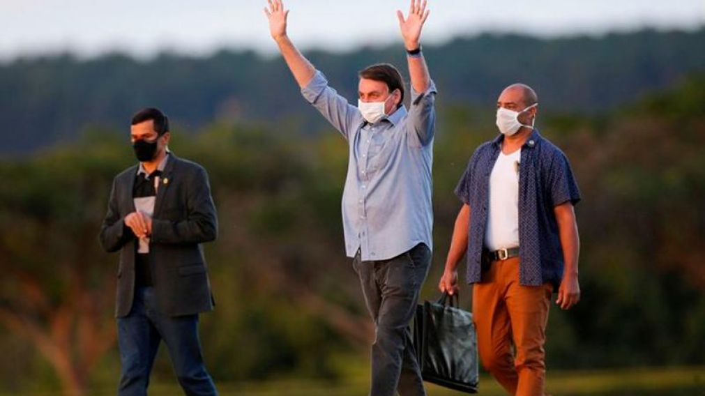Así saludó el presidente brasileño Jair Bolsonaro a sus seguidores.