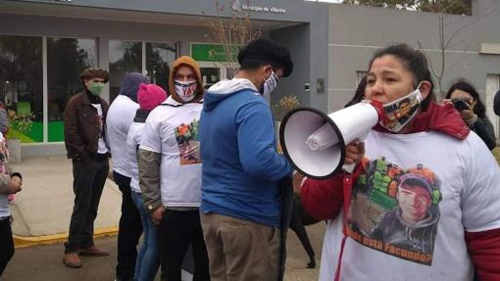 Cristina Castro, madre del joven desaparecido desde el pasado 30 de abril, en una marcha reclamando "que aparezca".