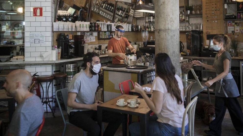 Se decretó limitar al 50% la capacidad de los bares y hoteles.