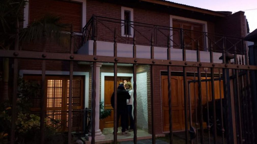 Los delincuentes se llevaron de la casa dinero y joyas.