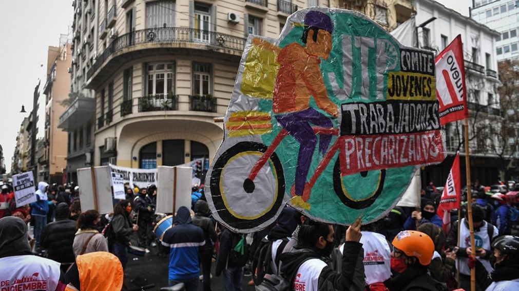Legislatura porte�a: masiva marcha y tensi�n durante debate de Ley para regular aplicaciones de delivery.