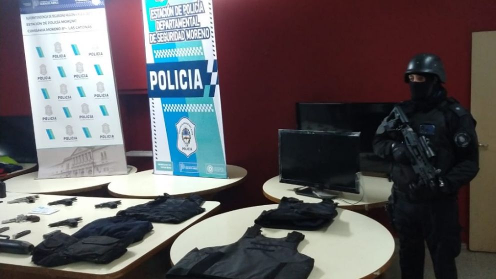 Parte de los objetos que fueron secuestrados por los efectivos policiales en el allanamiento.