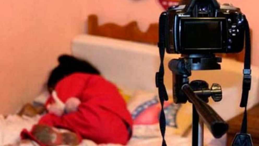 El sujeto está acusado de haber violado a sus hijas y de subir la filmación a la darknet.