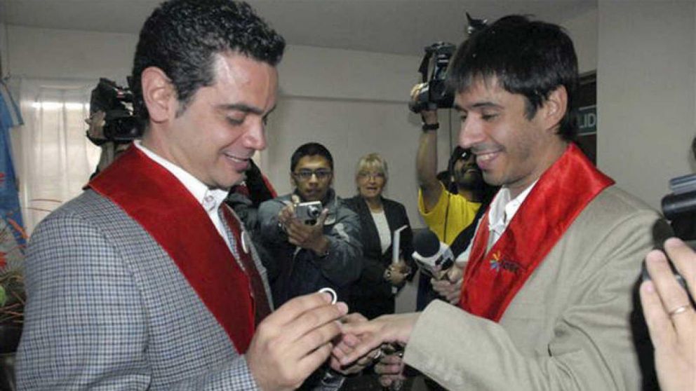 Jos� Mar�a Di Bello y Alex Freyre, el primer matrimonio entre personas del mismo sexo reconocido legalmente por la Argentina