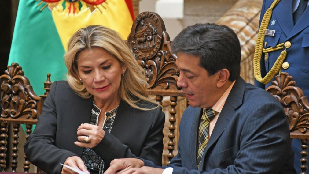 La presidenta de facto, Jeanine Áñez, y el ministro de Hidrocarburos,Víctor Hugo Zamora, ambos contagiados de coronavirus.