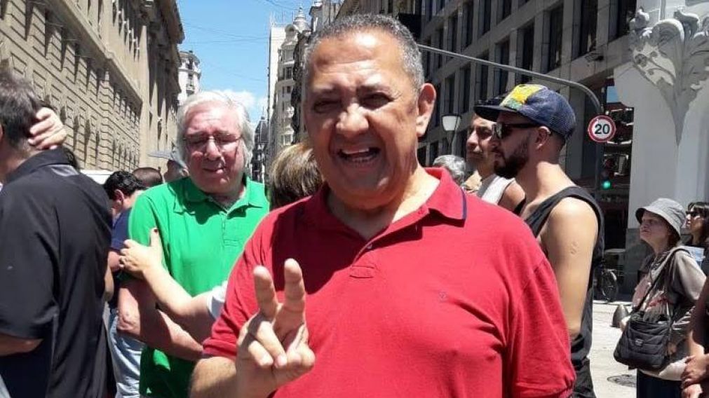 Según una de las abogadas de Luis D'Elía, el dirigente está sin fiebre (Gentileza @IraolaAnalia/Twitter).