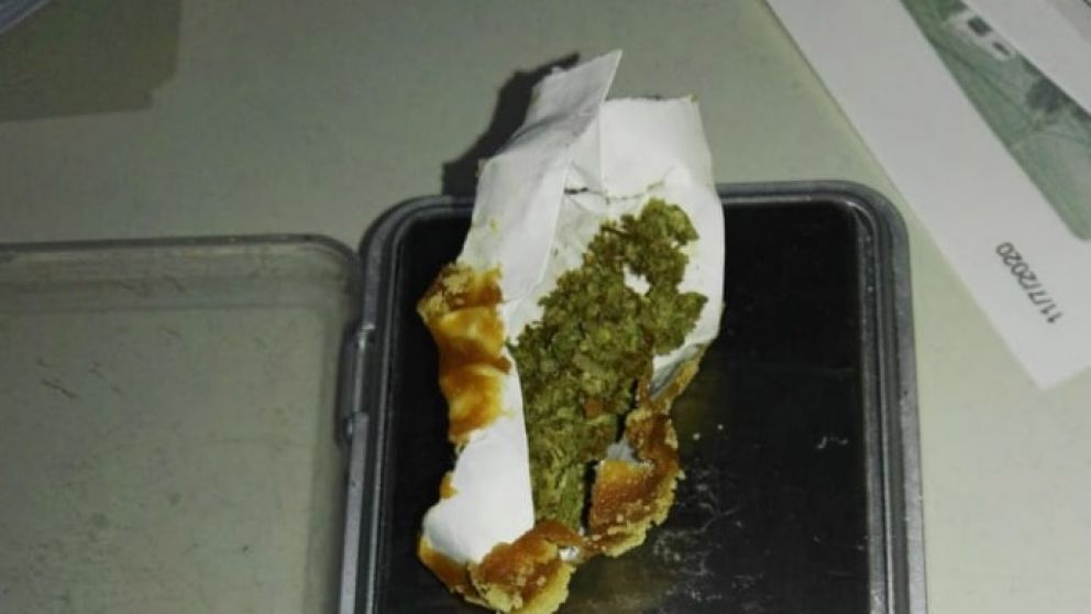 La marihuana se encontraba escondida en este envoltorio de alfajor, que fue secuestrado por los policías.