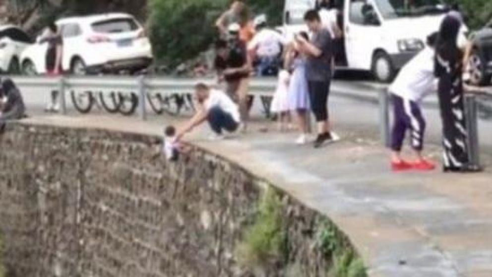 La estupidez no conoce de nacionalidad (Captura de video).