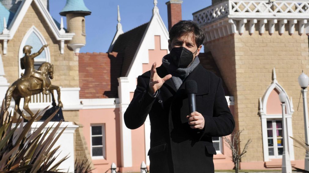 Axel Kicillof visitó un centro de aislamiento montado en la República de los Niños. (Télam)