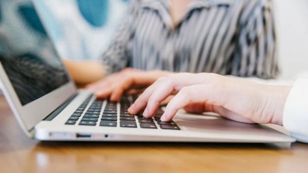 Microsoft y LinkedIn ofrecen capacitaciones gratuitas para ayudar a la gente sin empleo.