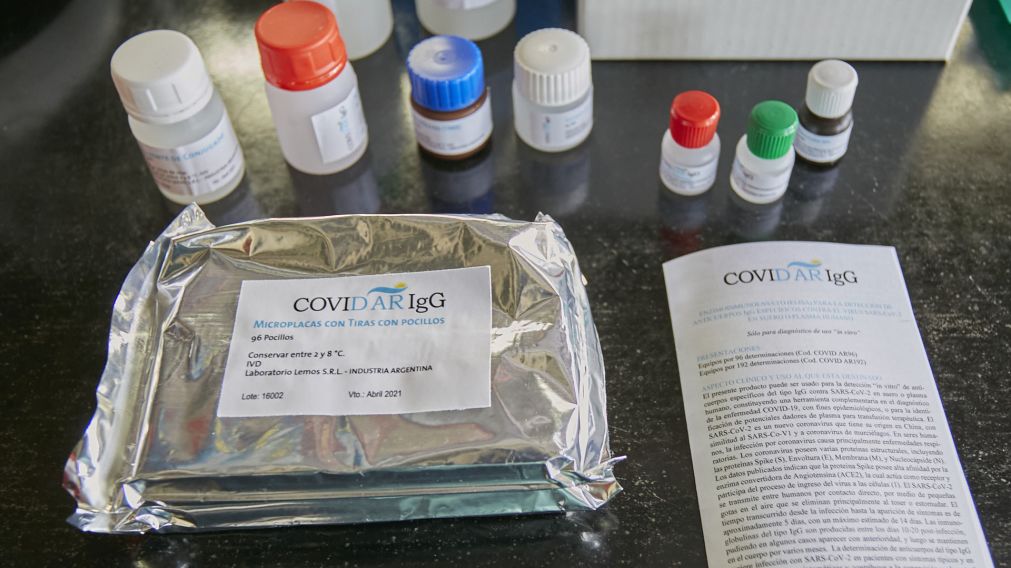 El kit COVIDAR IgG, alcanzó los 100 mil ensayos y ya se utiliza en más de 70 hospitales y clínicas del país (Gentileza @RCSalvarezza/Twitter).