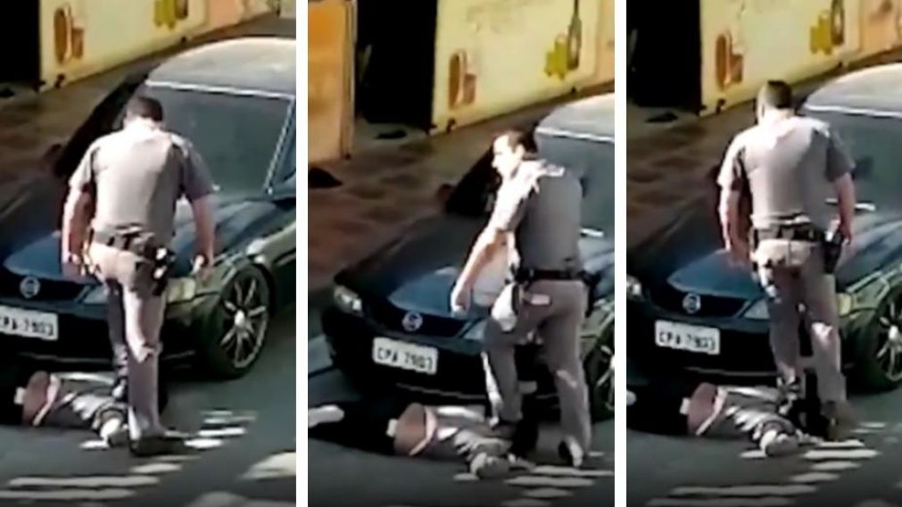 Así el policía retenía a la mujer tirada en el suelo. (Captura video).