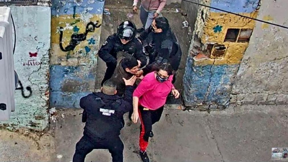 Vicente L�pez: familiares de delincuente a los piedrazos contra la polic�a. (Captura de TV)