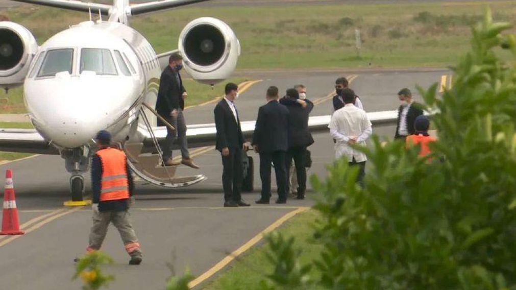 Macri viol� la cuarentena para ir a Paraguay: apret�n de manos y abrazos con Cart�s. (Captura de video)