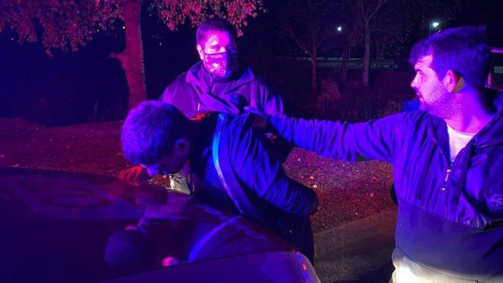 El ladrón siendo detenido por la policía.