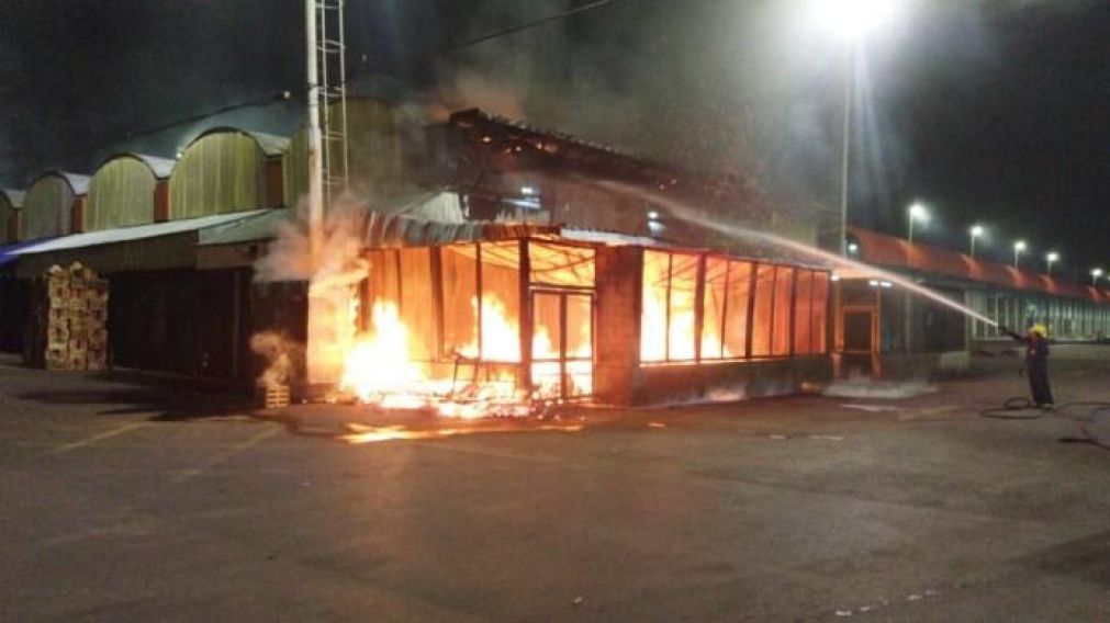 Los bomberos tratando de apagar el incendio en la Nave 11. (Gentileza: El Nacional de La Matanza)
