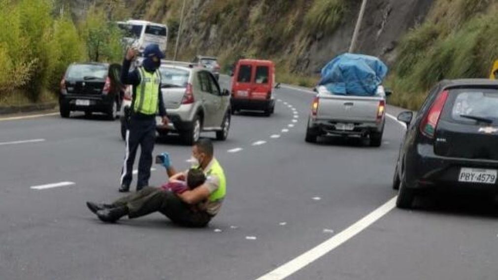 Viral: policía calmó a nene en medio de un accidente poniéndole videos en el celular. (@mariapaularomo)