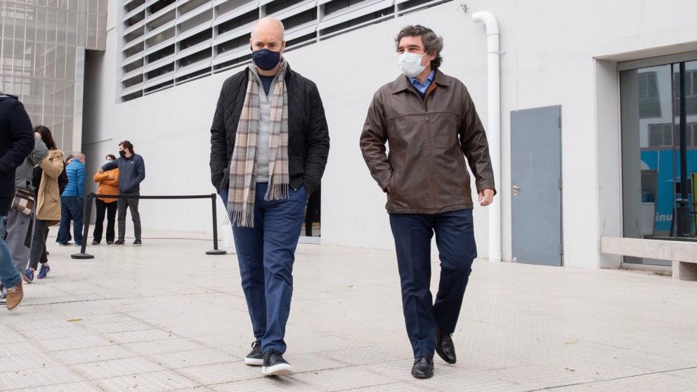 El plan habilitaría la apertura de comercios de cercanía y actividades deportivas al aire libre.