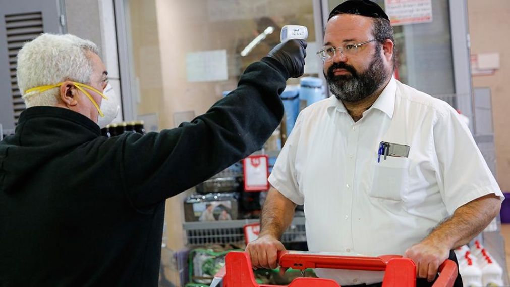 Israel anunció nuevas medidas de restricción al registrar un nuevo récord de 1.500 casos positivos en un día.