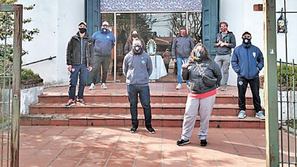 Frente a la parroquia, listo para brindar ayuda.