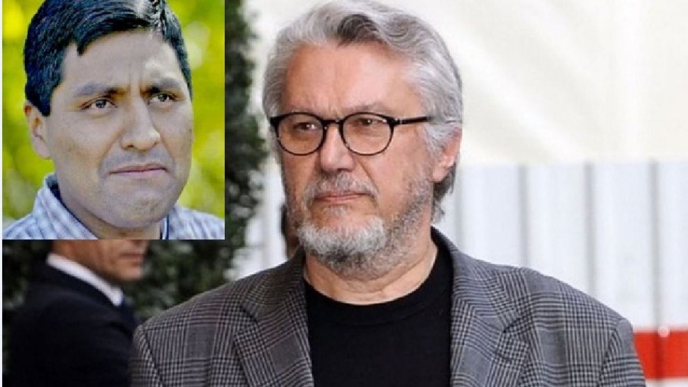 El consternado padre, junto a uno de los detenidos por el violento asesinato.