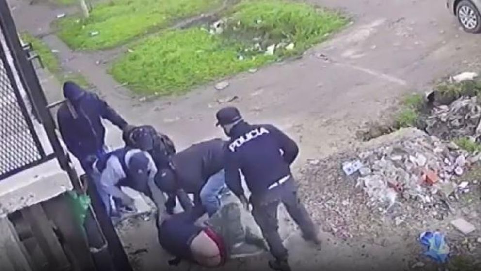 En brutal episodio quedó registrado por las cámaras de seguridad de la cuadra (captura video).