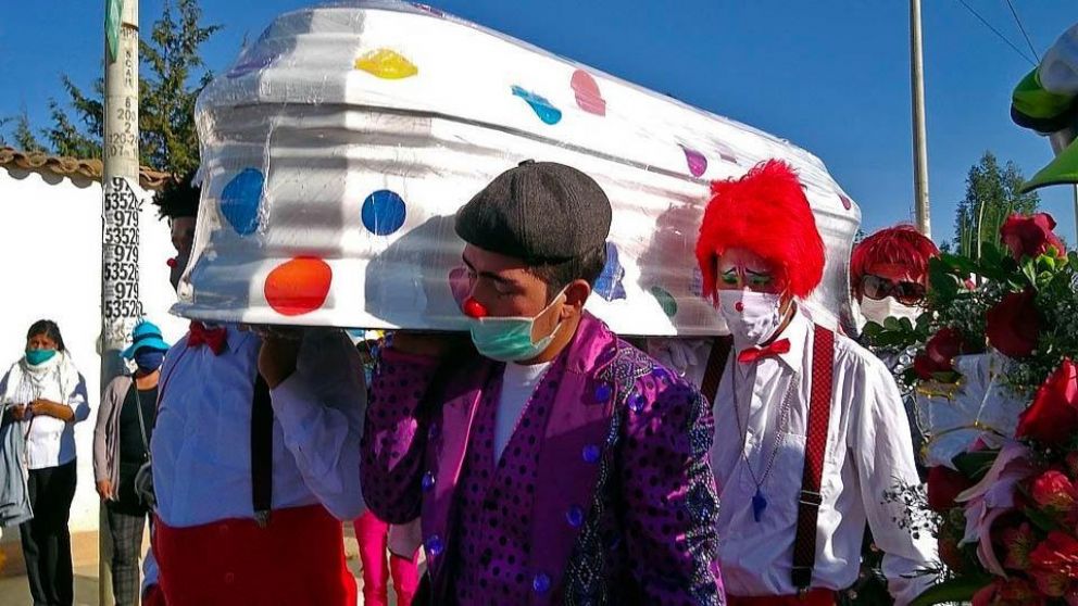 El ataud blanco con lunares que llevaron los restos de chupetín.