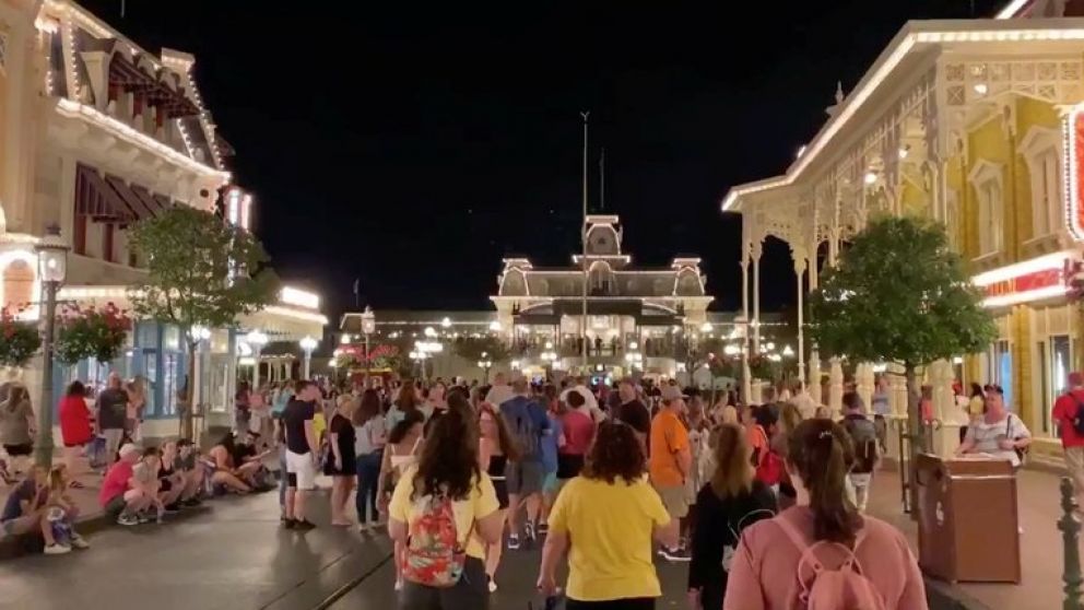 El 15 de marzo los parques de Disney estuvieron llenos. Fue la última noche antes del cierre.