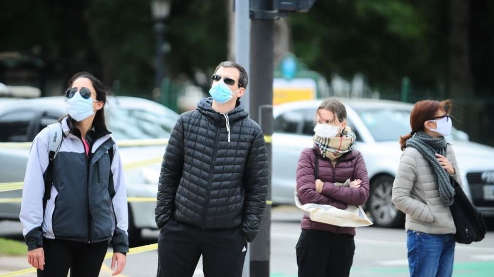 Los tapabocas o barbijos deberían utilizarse en reuniones prolongadas en lugares cerrados.