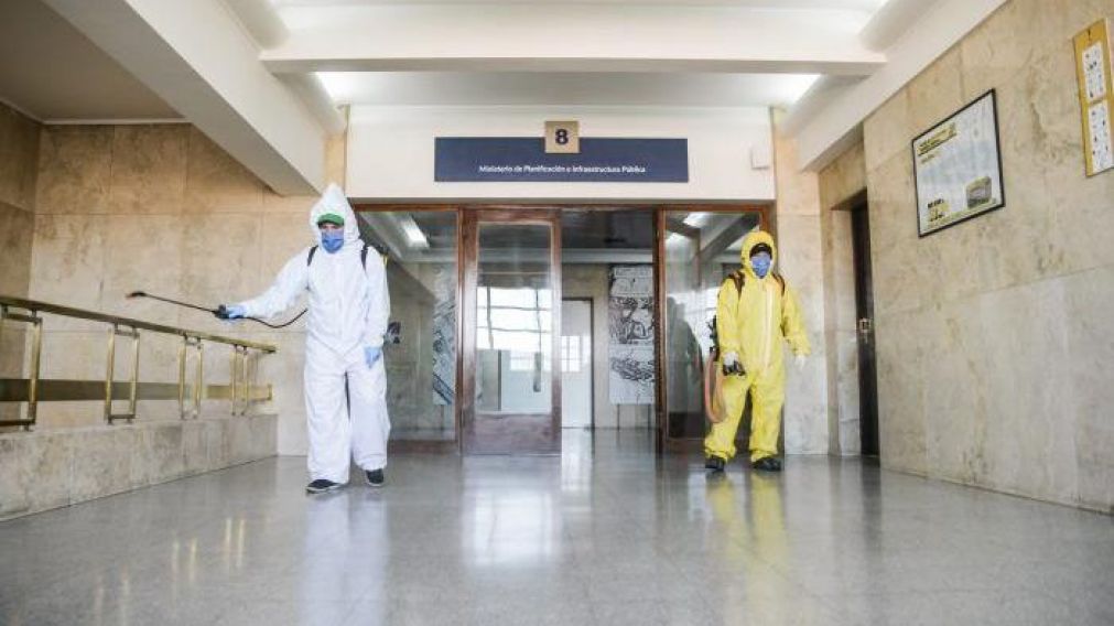 La entrada principal de la Casa de Gobierno de Mendoza en plena desinfección. (Gentileza: Media Mendoza)
