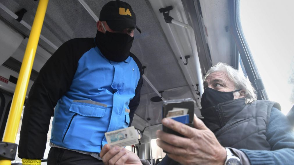 Los controles fueron más duros y la cantidad de pasajeros, mucho menor. (Télam)