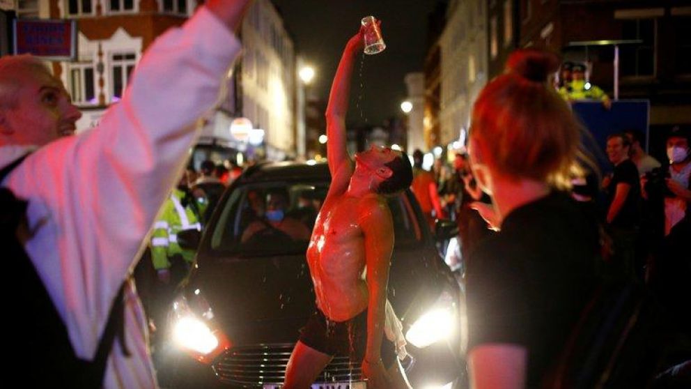 Fiebre de sábado por la noche en el Soho londinense, la gente se volcó a los pubs tras la reapertura y en varios momentos tuvo que actuar la Policía (Gentileza Reuters).