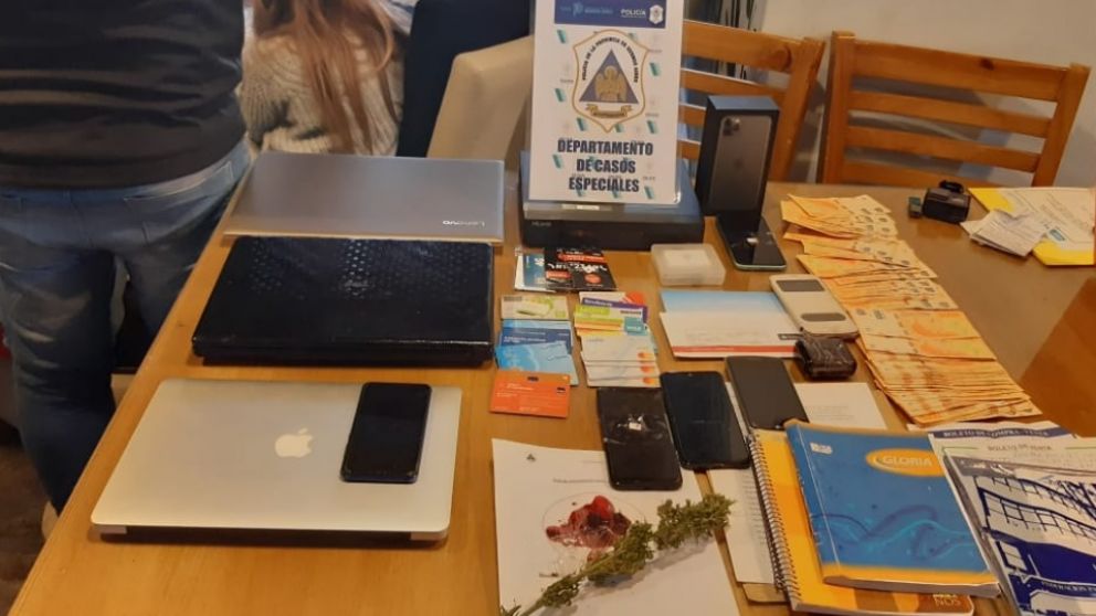 Parte de los objetos que fueron secuestrados por los pesquisas en los diversos allanamientos.