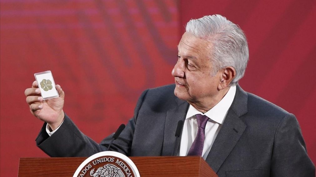 El mandatario mexicano junto a su amuleto para vencer a la pandemia.