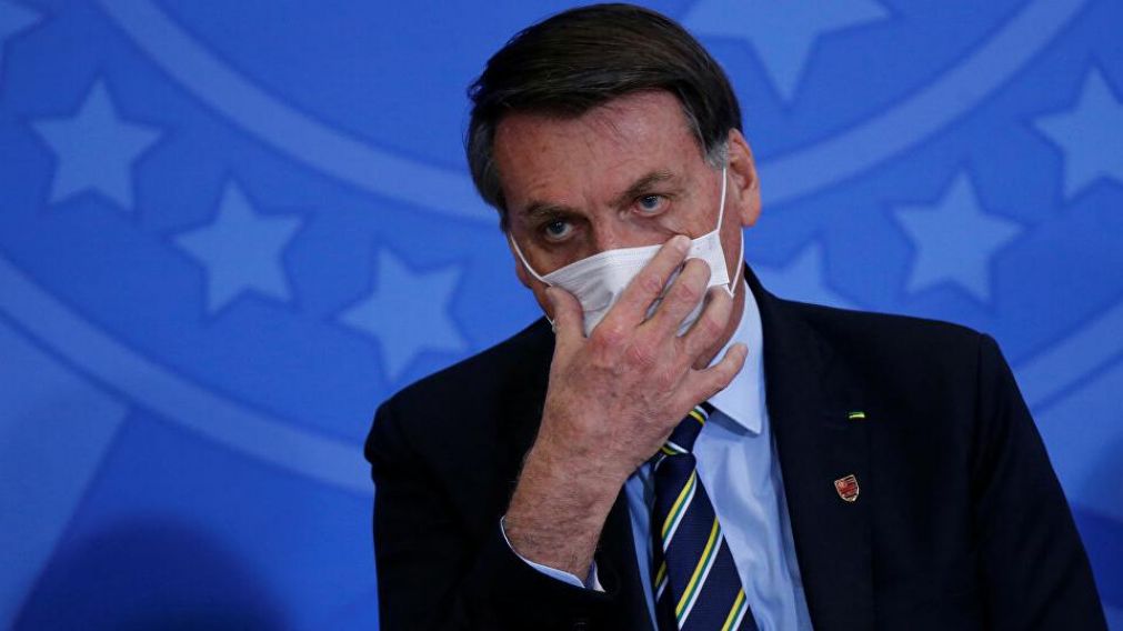 Bolsonaro vetó la ley que obliga a usar tapabocas en las cárceles.