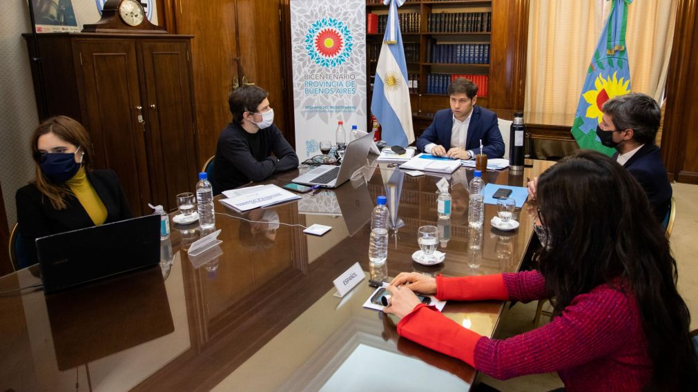 Kicillof, escoltado por funcionarios provinciales y nacionales.