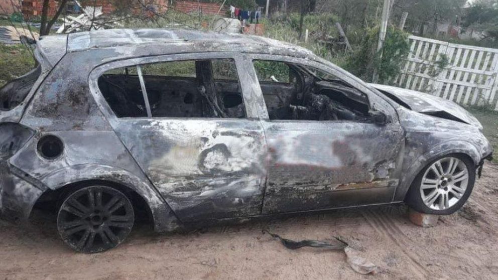 Así quedó el vehículo de los que atropellaron al canillita.