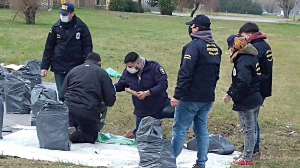 Los efectivos policiales contabilizan los panes de marihuana que fueron secuestrados en el operativo.