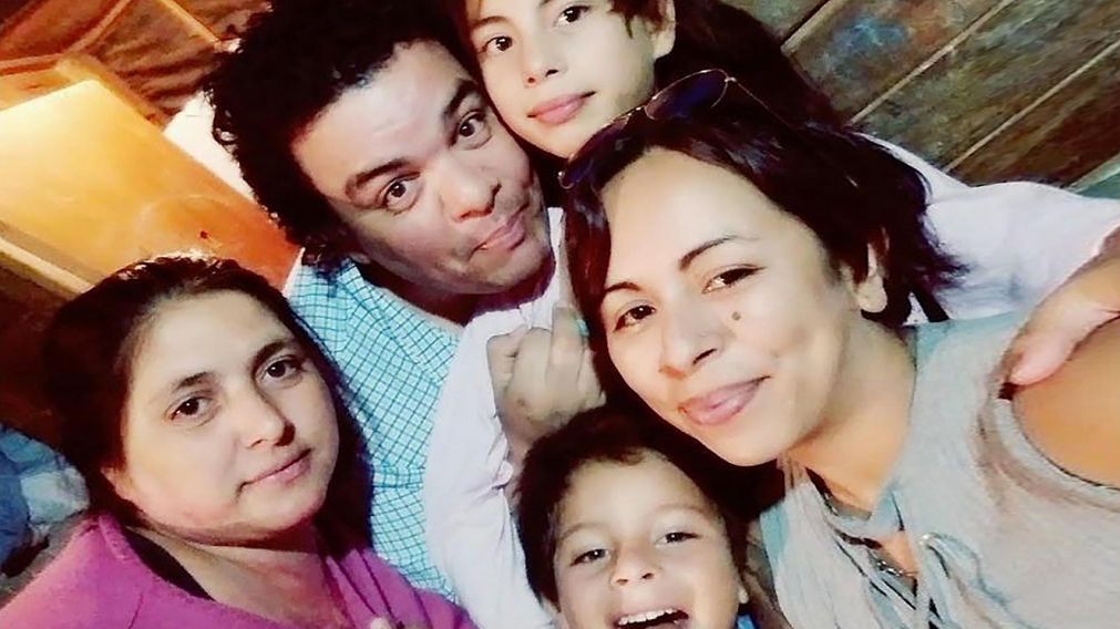 El fallecido enfermero, Silvio Cufré, junto a su familia.